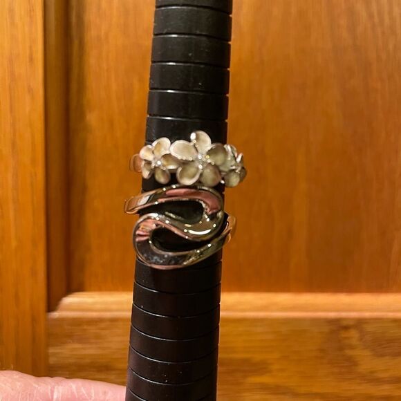 Women’s Flower Ring From Hawaii and Silver Tone Swirl Ring Size 9 - Picture 11 of 11
